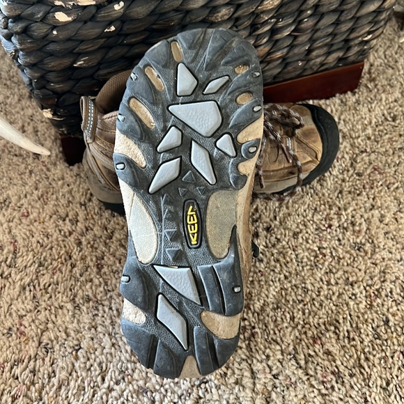 Women’s keen hiker boots size 5.5.  They are used but in good condition. - Picture 4 of 5